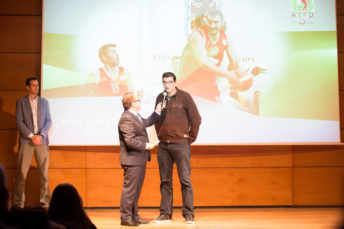 La Asociación Española de la Prensa Deportiva en Granada coronó anoche en el Auditorio de Caja Rural a los mejores atletas del 2017