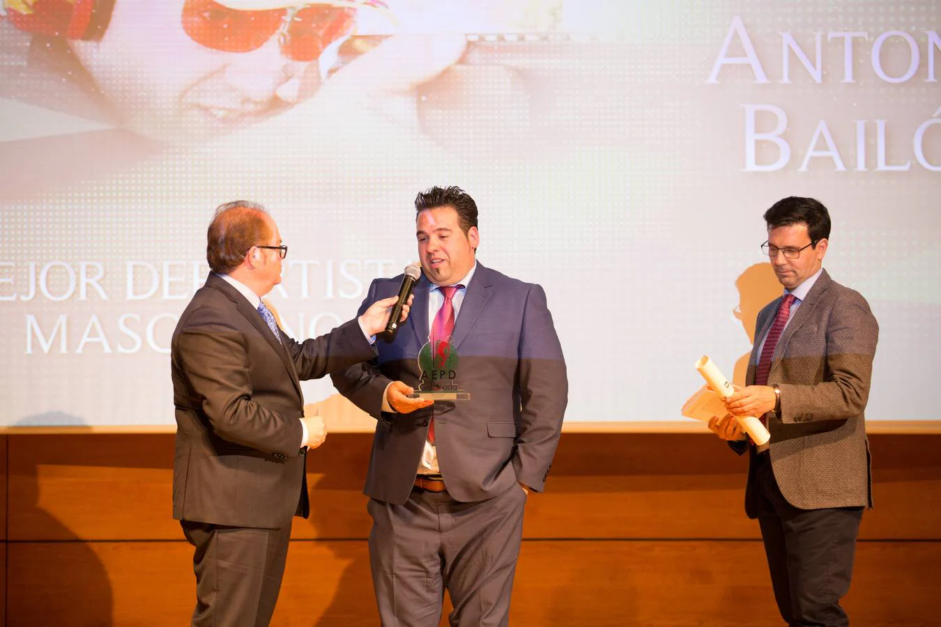 La Asociación Española de la Prensa Deportiva en Granada coronó anoche en el Auditorio de Caja Rural a los mejores atletas del 2017