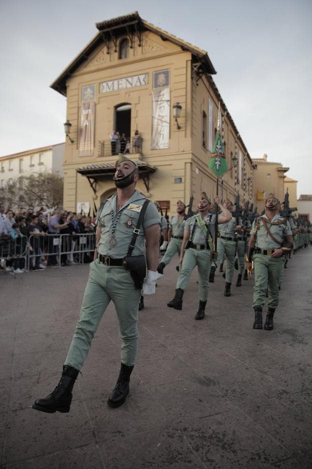 Legionarios durante un desfile procesional de Semana Santa.