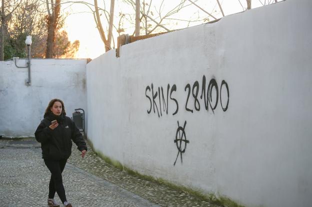 Las pintadas han vuelto a la zona videovigilada de Dar Al Horra en el Albaicín tan solo dos meses después de la instalación 