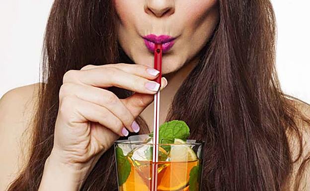 Las 4 preocupantes razones por las que no deberías beber con pajita