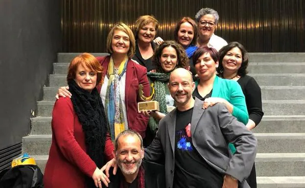 El grupo Pasaboga Teatro, acompañado por representantes municipales de Motril, tras recoger el premio de Diputación. IDEAL