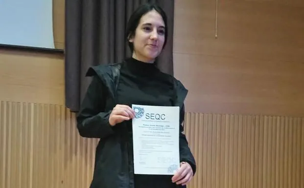 María Olalla Olea Romacho recoge el premio Xavier Domingo de la Universidad de Barcelona.