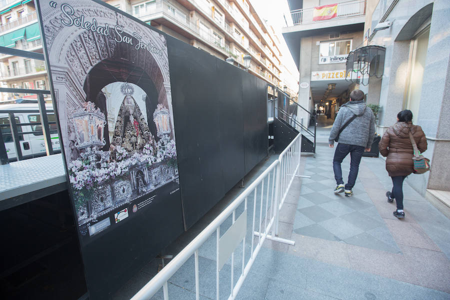 El Ayuntamiento inaugura una muestra de carteles con las fotos de Semana Santa de 2017 para embellecer la céntrica calle 'tapando' la parte trasera de las gradas de la carrera oficial.