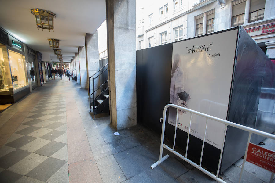 El Ayuntamiento inaugura una muestra de carteles con las fotos de Semana Santa de 2017 para embellecer la céntrica calle 'tapando' la parte trasera de las gradas de la carrera oficial.