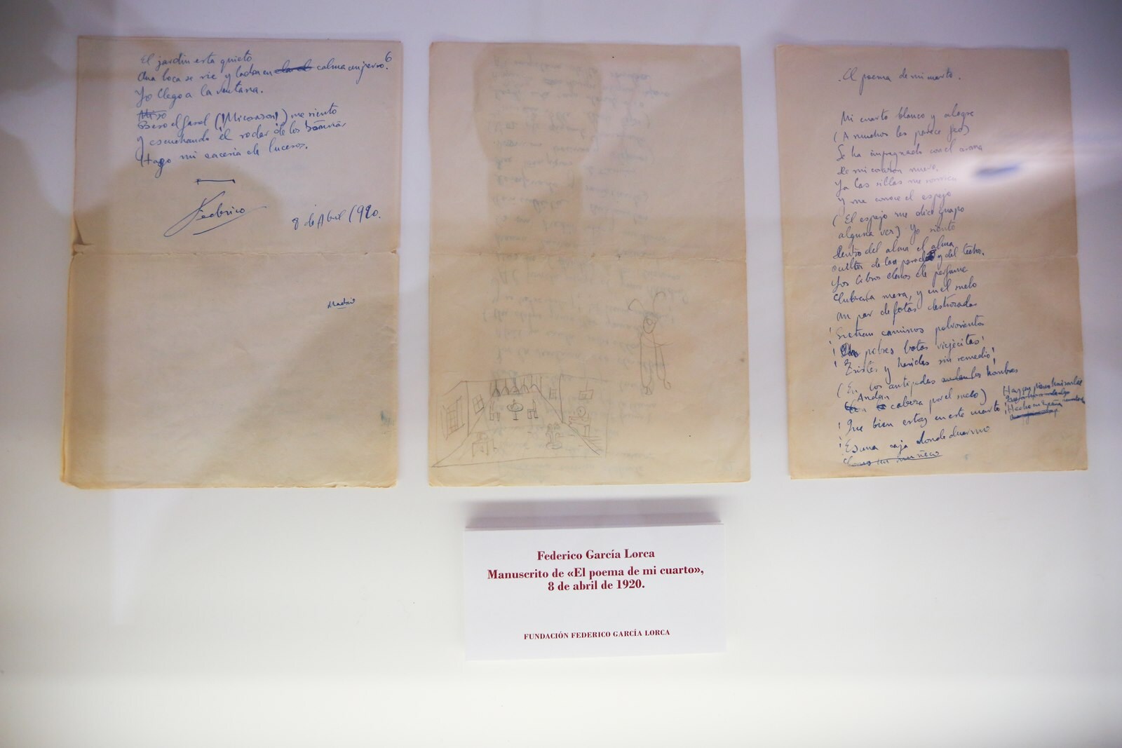 Manuscrito de 'El poema de mi cuarto', escrito por Federico García Lorca el 8 de abril de 1920. En la hoja intermedia los técnicos han descubierto un boceto de la escenografía de 'El maleficio de la mariposa'. Fundación Lorca.