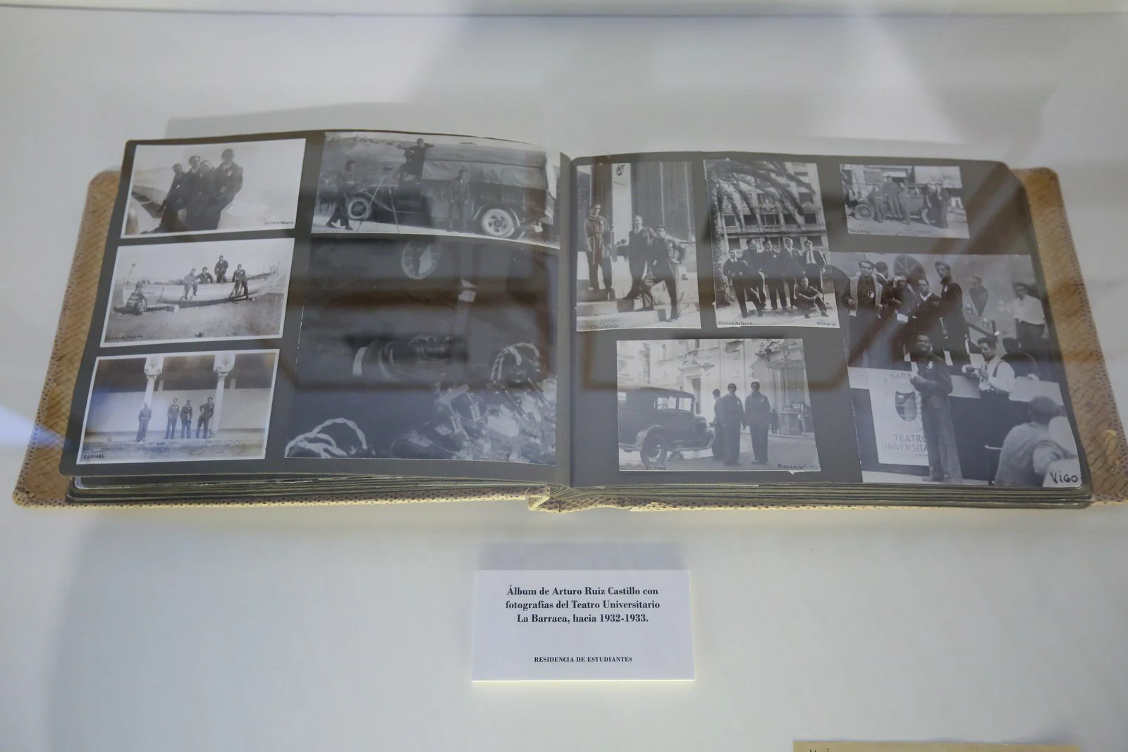 Álbum de Arturo Ruiz Castillo con fotografías del Teatro Universitario de La Barraca, hacia 1932 y 1933. Residencia de Estudiantes.