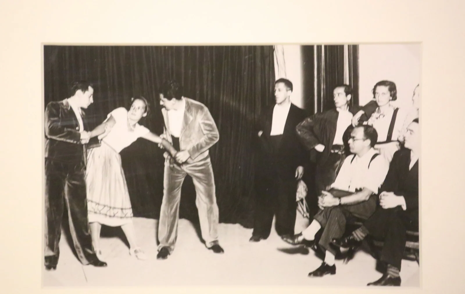 Los actores de La Barraca, observados por Eduardo Ugarte y Federico García Lorca, en un ensayo, posiblemente en el Auditórium de la Residencia de Estudiantes hacia 1932. Residencia de Estudiantes.