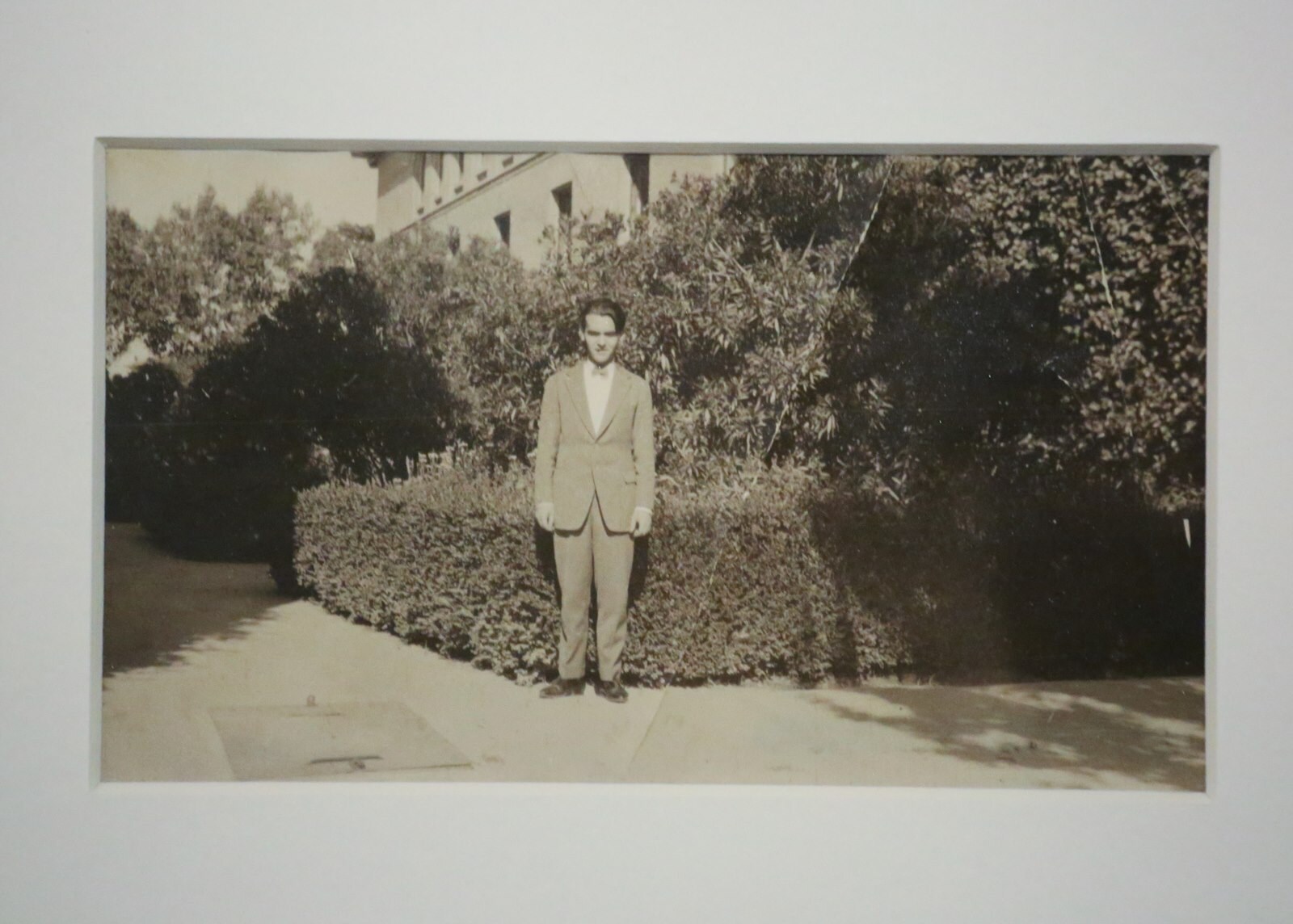 Fotografía de un jovencísimo Federico García Lorca en el jardín de las Adelfas de la Residencia de Estudiantes en 1919. Fundación Lorca.