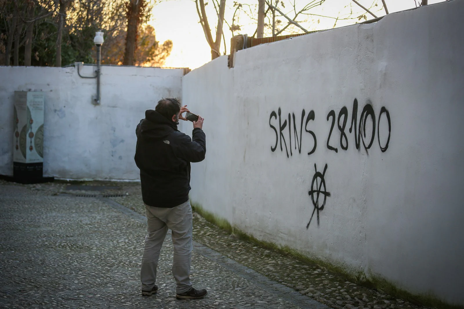 Los vándalos se burlan de las videocámaras y realizan pintadas en el entorno de Dar Al Horra