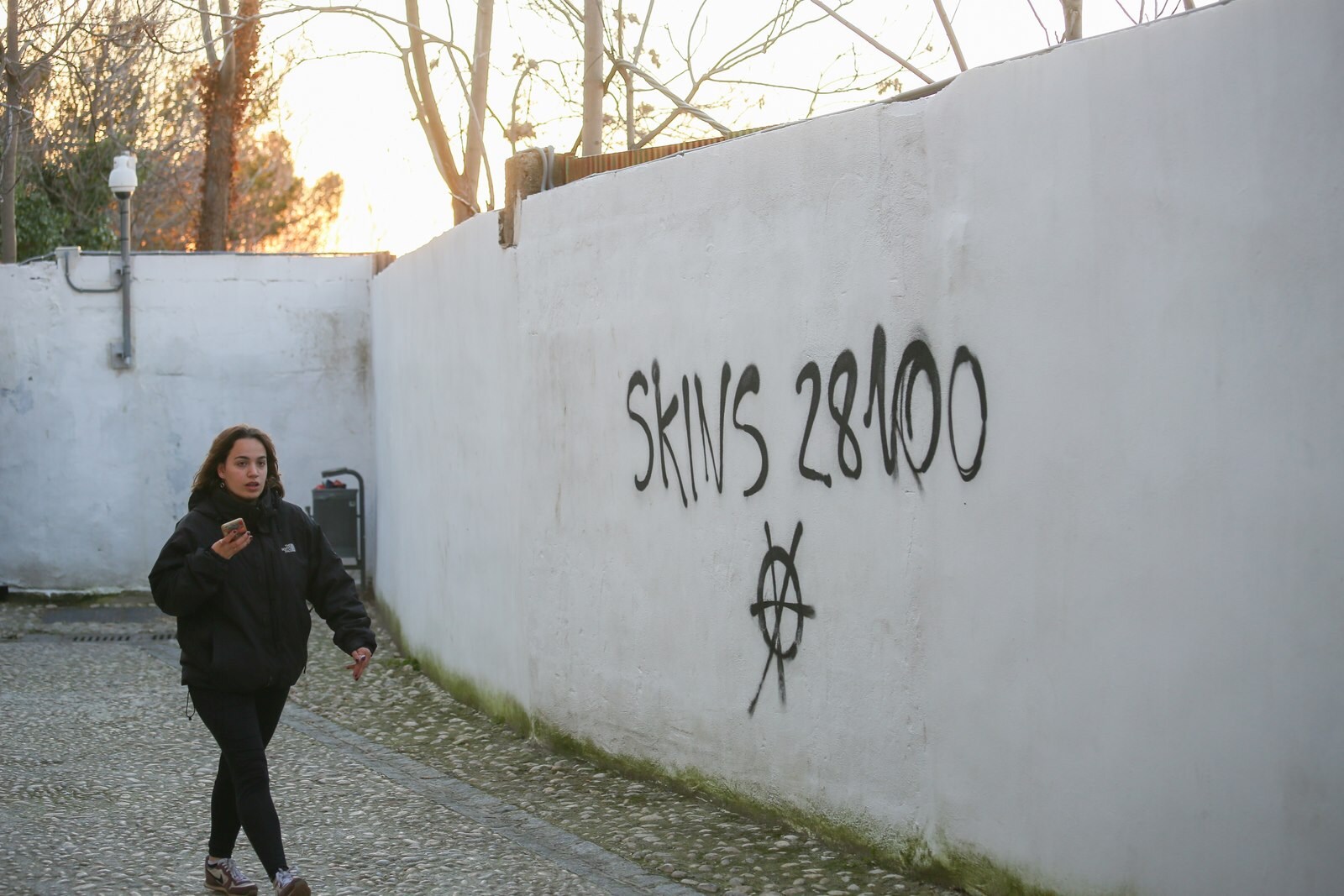 Los vándalos se burlan de las videocámaras y realizan pintadas en el entorno de Dar Al Horra