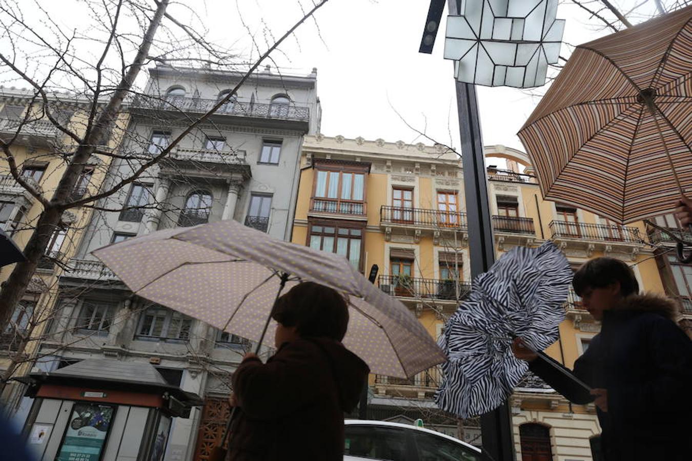 El Domingo de Ramos trae amenaza de lluvia. La Agencia Estatal de Meteorología también advierte hoy mismo de que dejará de llover por la tarde. Aunque la tregua tampoco es en exceso fiable. Por la mañana, más paraguas que palmas. 