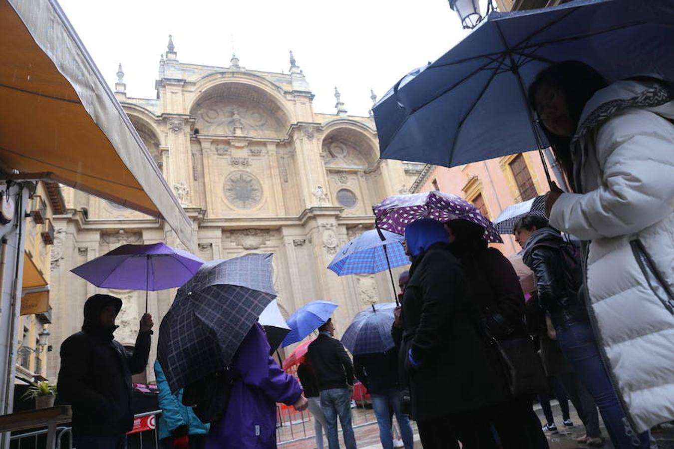 El Domingo de Ramos trae amenaza de lluvia. La Agencia Estatal de Meteorología también advierte hoy mismo de que dejará de llover por la tarde. Aunque la tregua tampoco es en exceso fiable. Por la mañana, más paraguas que palmas. 