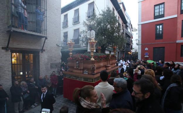 Galería. El Cautivo resistió a la lluvia y procesionó por Granada