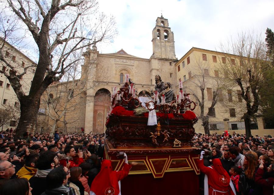 La hermandad de la Santa Cena ha retrasado este Domingo de Ramos su salida para finalmente procesionar desde las 19.00 horas 