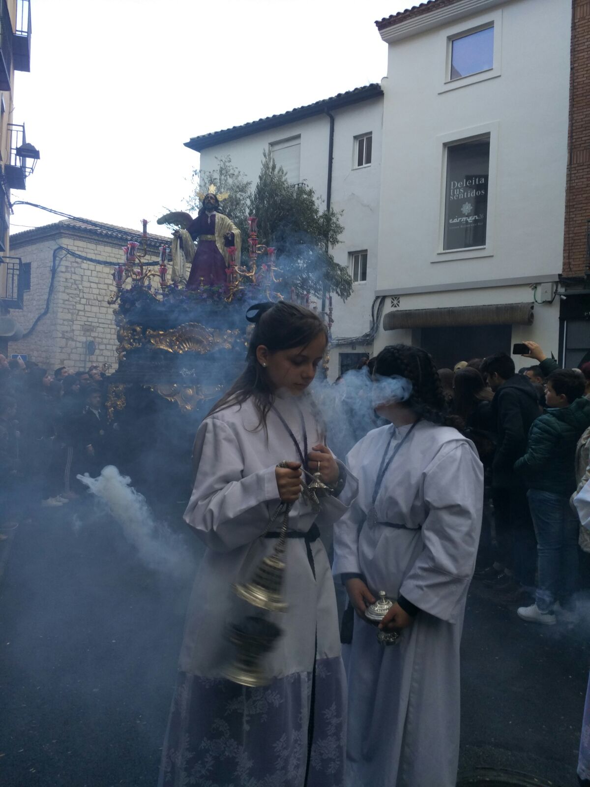 Tras el tenso inicio de la procesión de la Oración en el Huerto la comitiva ya recorre las vías de la capital