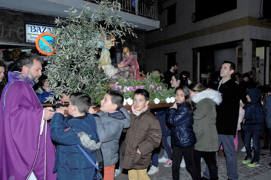 Fotos: La parroquia de Lanjarón organiza por primera vez una procesión de Semana Santa para niños
