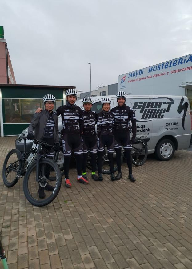 Los bikers del conjunto jienense Cleardent Sport Bike .