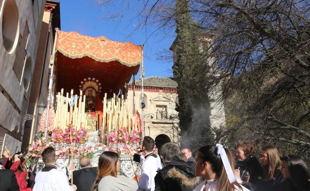 La Virgen de los Dolores estrenó una saya donación de una persona anónima.