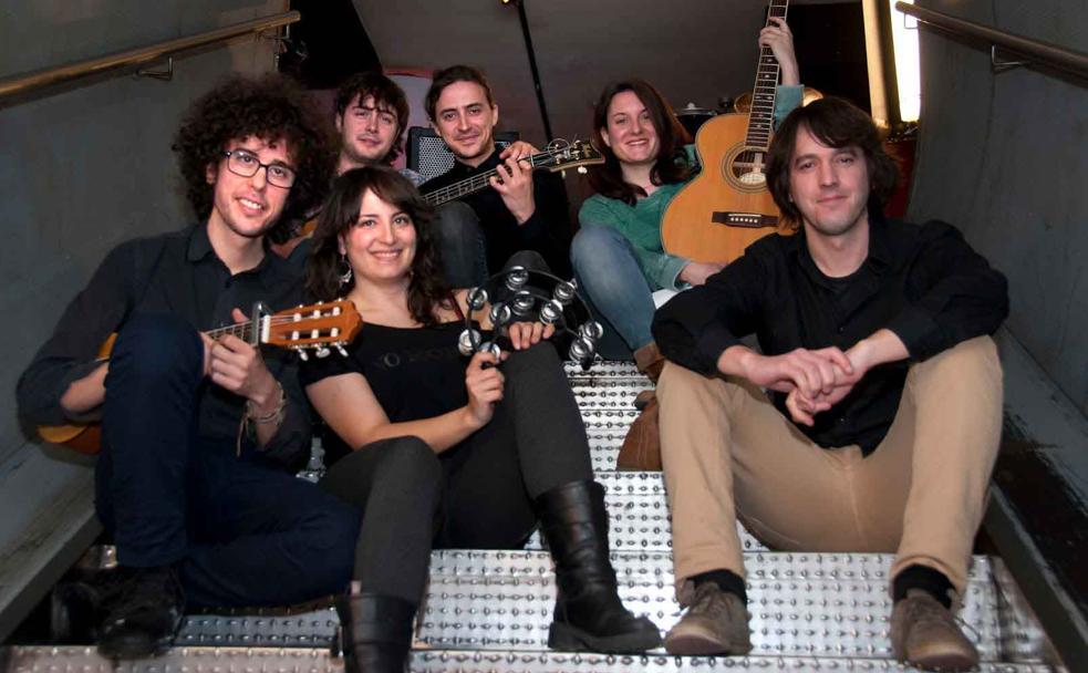 Las del Cine, en el centro de la imagen, junto a los miembros de Napoleón Solo.