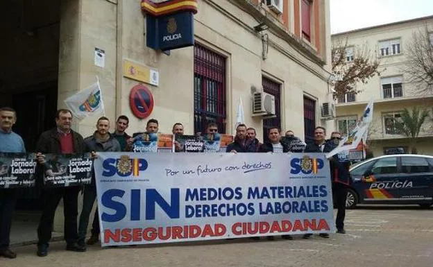 Protesta del sindicato ante la Comisaría de Jaén por la nueva jornada laboral y la 'mínima' tasa de reposición en Jaén hace un año. 