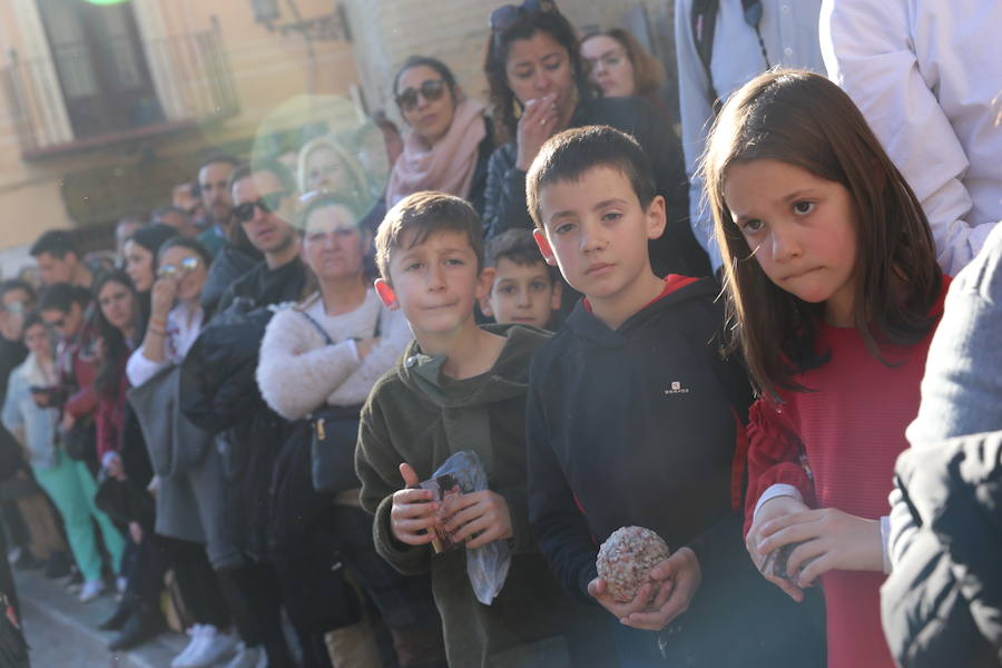 Nuestra Señora de los Dolores desfila en un Lunes Santo esplendoroso estrenando saya regalo de una devota.