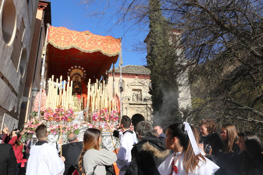 Nuestra Señora de los Dolores desfila en un Lunes Santo esplendoroso estrenando saya regalo de una devota.