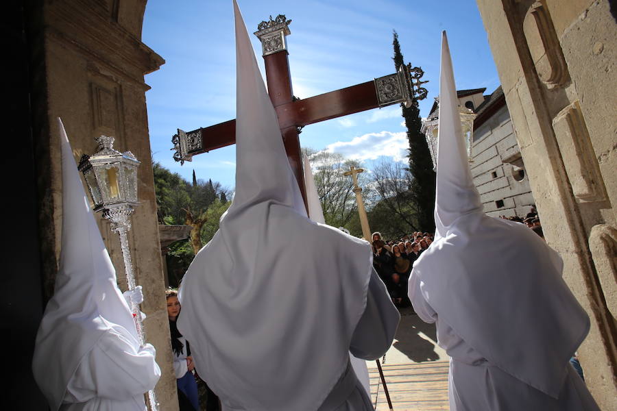 Nuestra Señora de los Dolores desfila en un Lunes Santo esplendoroso estrenando saya regalo de una devota.