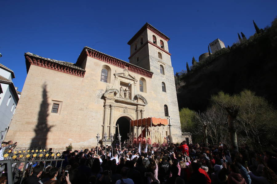 Nuestra Señora de los Dolores desfila en un Lunes Santo esplendoroso estrenando saya regalo de una devota.