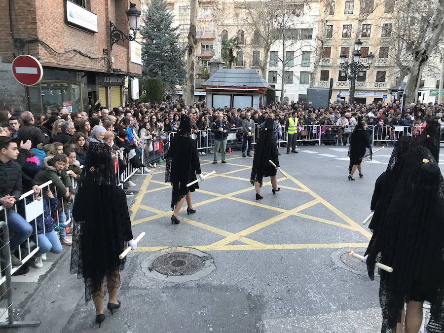 Nuestra Señora de los Dolores desfila en un Lunes Santo esplendoroso estrenando saya regalo de una devota.