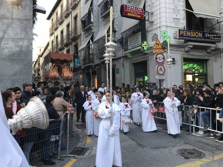 Nuestra Señora de los Dolores desfila en un Lunes Santo esplendoroso estrenando saya regalo de una devota.