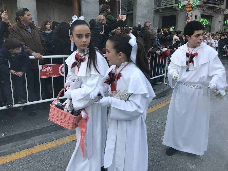 Nuestra Señora de los Dolores desfila en un Lunes Santo esplendoroso estrenando saya regalo de una devota.