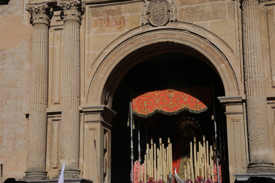 Nuestra Señora de los Dolores desfila en un Lunes Santo esplendoroso estrenando saya regalo de una devota.