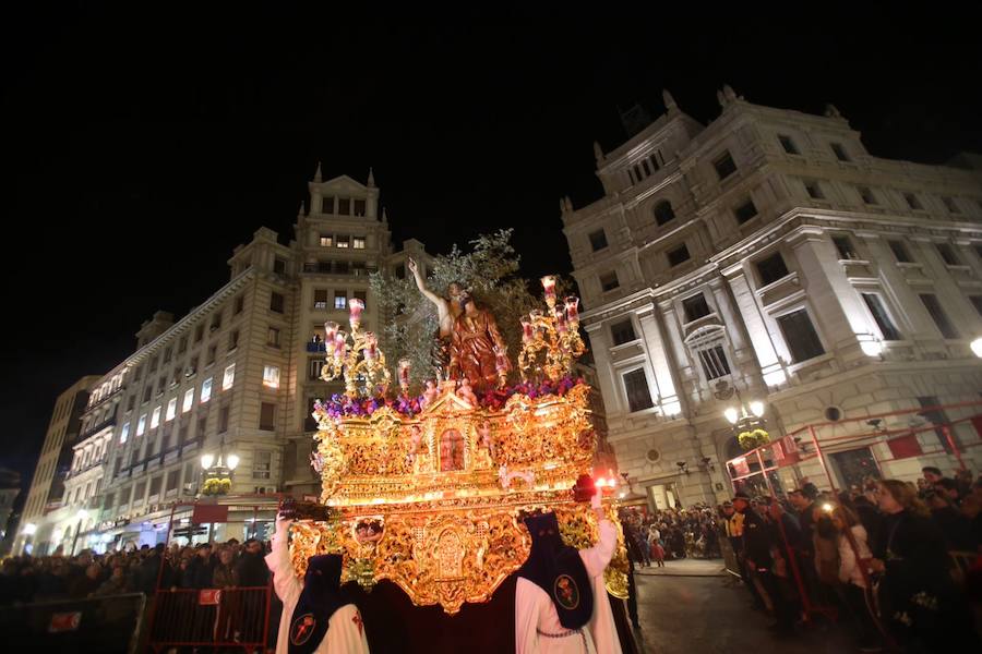 Los pasos de Jesús en el Huerto de los Olivos y María Santísima de la Amargura Coronada han salido de la calle Santiago y buscar la carrera oficial para luego vivir uno de los regresos que mayor número de personas congrega cada año