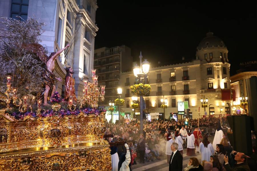 Los pasos de Jesús en el Huerto de los Olivos y María Santísima de la Amargura Coronada han salido de la calle Santiago y buscar la carrera oficial para luego vivir uno de los regresos que mayor número de personas congrega cada año