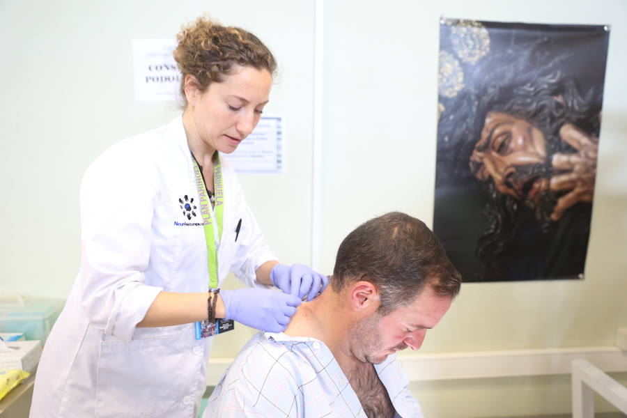 El alcalde de Granada, Francisco Cuenca, y el presidente del Colegio de Fisioterapeutas de Andalucía, Juan Manuel Niebla, han visitado el Centro de Atención al Costalero Jesús del Gran Poder junto con su directora, Montserrat Altemir