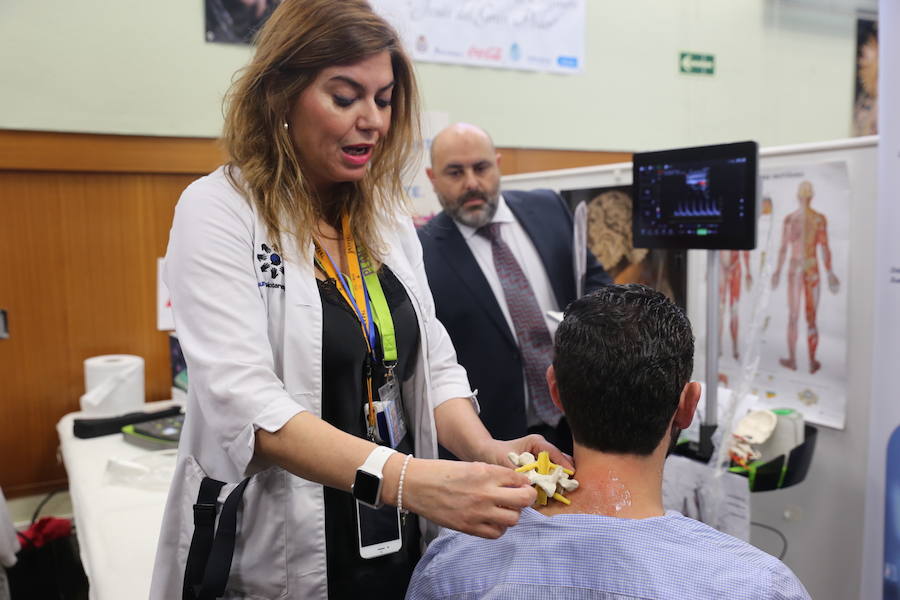 El alcalde de Granada, Francisco Cuenca, y el presidente del Colegio de Fisioterapeutas de Andalucía, Juan Manuel Niebla, han visitado el Centro de Atención al Costalero Jesús del Gran Poder junto con su directora, Montserrat Altemir