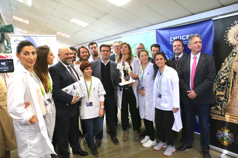 El alcalde de Granada, Francisco Cuenca, y el presidente del Colegio de Fisioterapeutas de Andalucía, Juan Manuel Niebla, han visitado el Centro de Atención al Costalero Jesús del Gran Poder junto con su directora, Montserrat Altemir