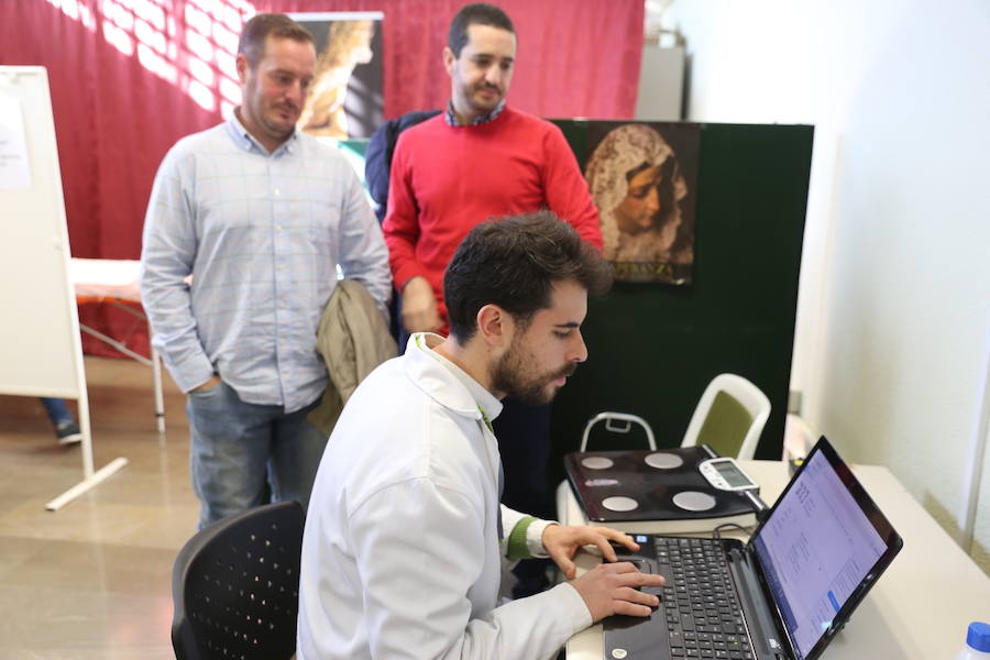 El alcalde de Granada, Francisco Cuenca, y el presidente del Colegio de Fisioterapeutas de Andalucía, Juan Manuel Niebla, han visitado el Centro de Atención al Costalero Jesús del Gran Poder junto con su directora, Montserrat Altemir