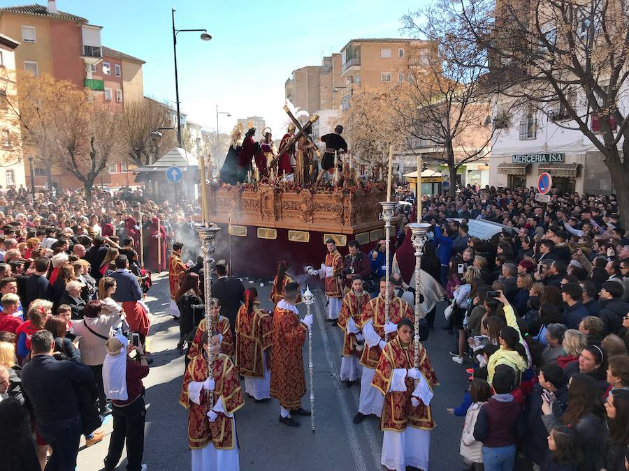 Las costaleras llevan al Cristo del Trabajo en un día radiante por las calles del Zaidín 