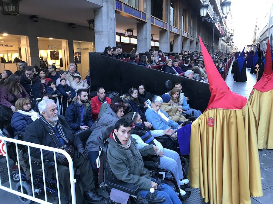 Las costaleras llevan al Cristo del Trabajo en un día radiante por las calles del Zaidín 