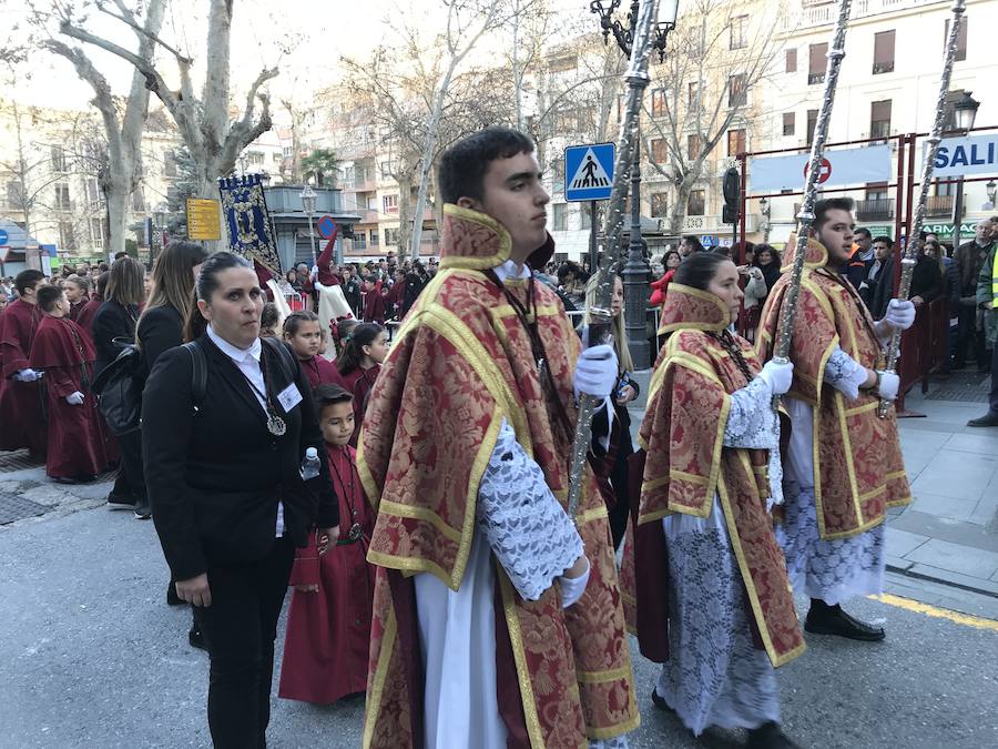 Las costaleras llevan al Cristo del Trabajo en un día radiante por las calles del Zaidín 