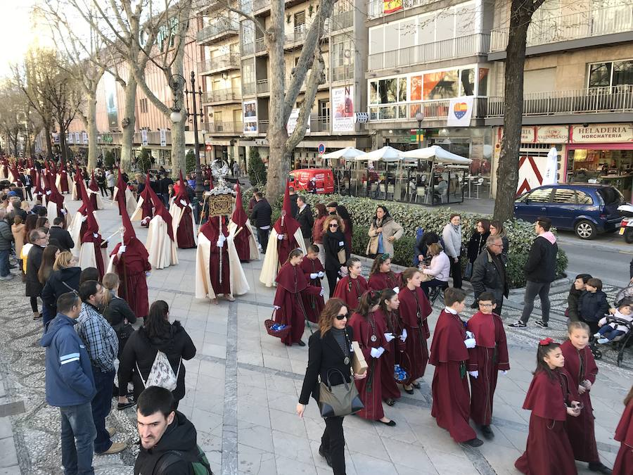 Las costaleras llevan al Cristo del Trabajo en un día radiante por las calles del Zaidín 