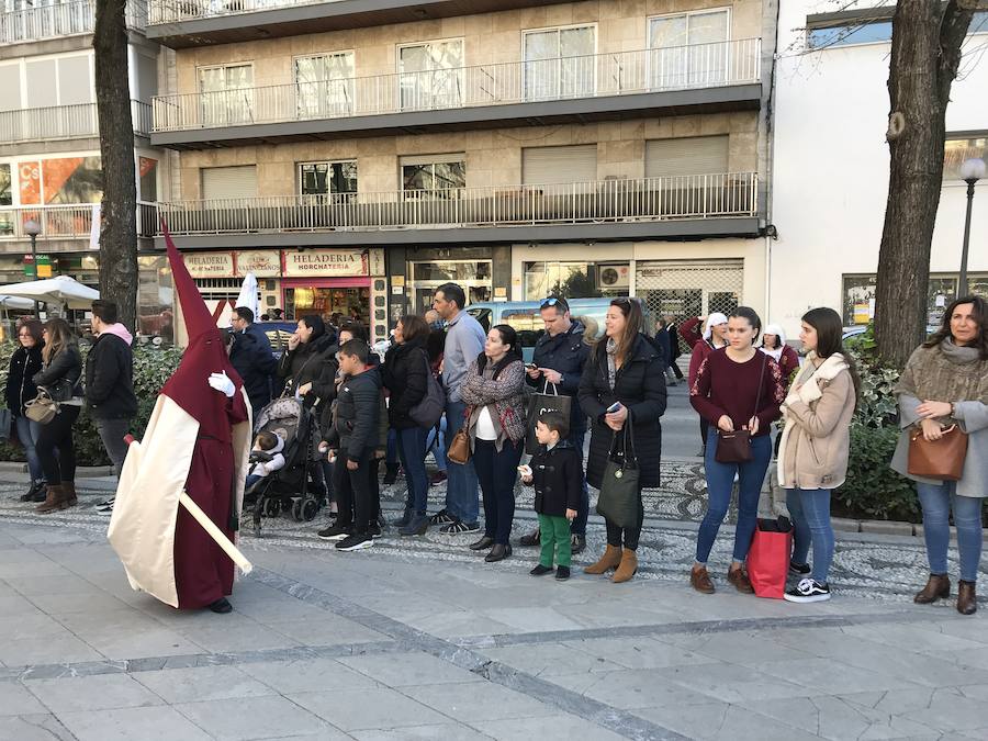 Las costaleras llevan al Cristo del Trabajo en un día radiante por las calles del Zaidín 