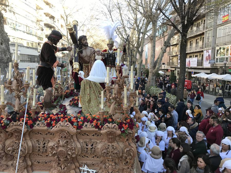 Las costaleras llevan al Cristo del Trabajo en un día radiante por las calles del Zaidín 