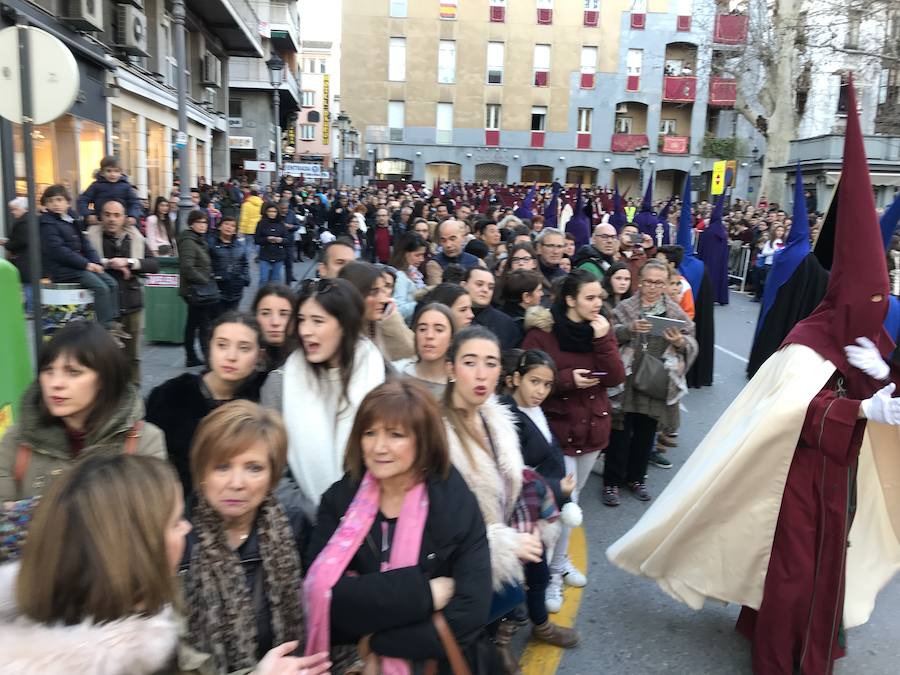 Las costaleras llevan al Cristo del Trabajo en un día radiante por las calles del Zaidín 