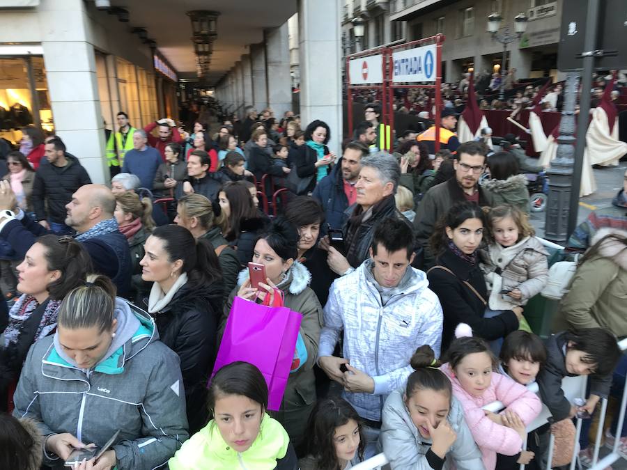 Las costaleras llevan al Cristo del Trabajo en un día radiante por las calles del Zaidín 