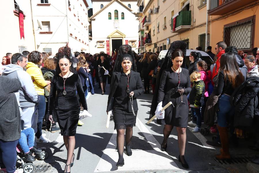 Las costaleras llevan al Cristo del Trabajo en un día radiante por las calles del Zaidín 