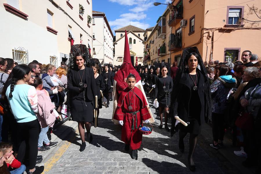 Las costaleras llevan al Cristo del Trabajo en un día radiante por las calles del Zaidín 