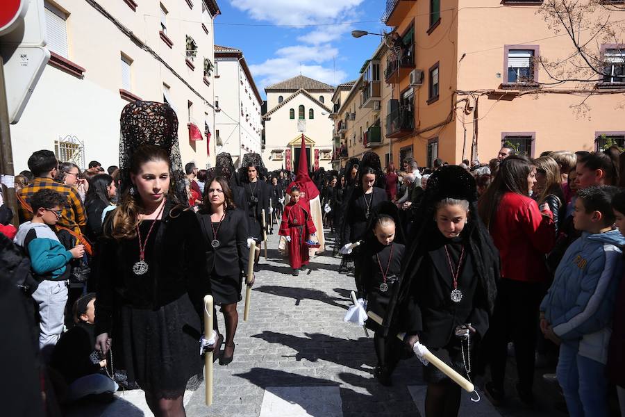 Las costaleras llevan al Cristo del Trabajo en un día radiante por las calles del Zaidín 